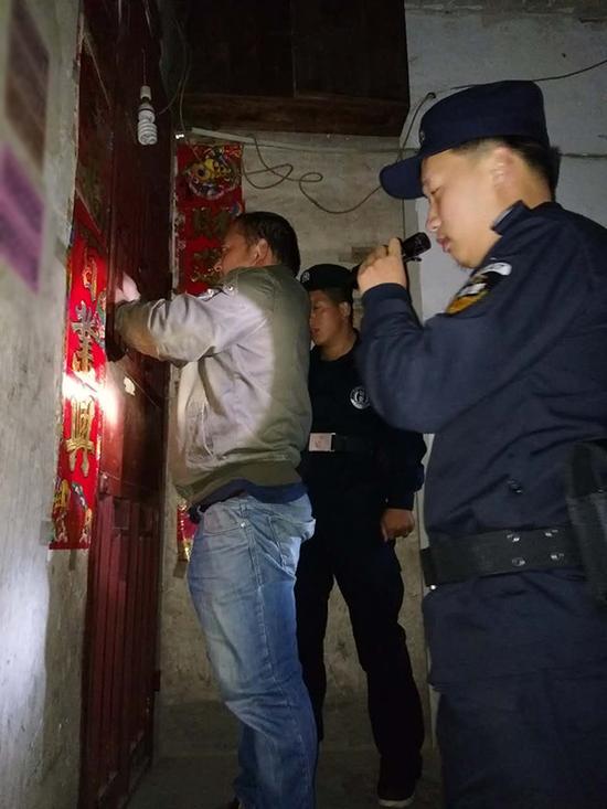 新屯街道粗心妈妈误将幼女锁家中 